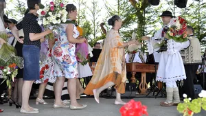 Pomohaci, aplaudat la primul spectacol după ce a fost exclus din Biserică, la Jina, în judeţul Sibiu. Reacţia fostului preot