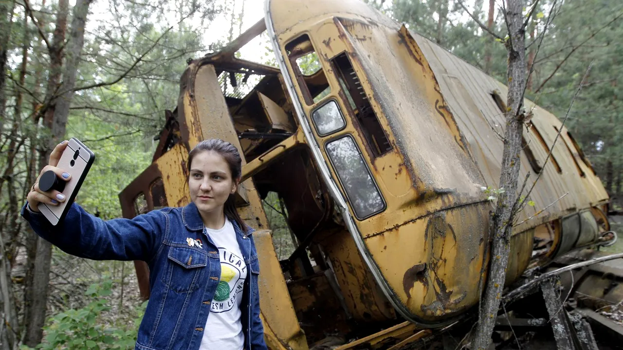 De ce ar cumpăra turiştii aşa ceva: Îngheţată radioactivă şi borcane cu aer contaminat, vândute la Cernobîl