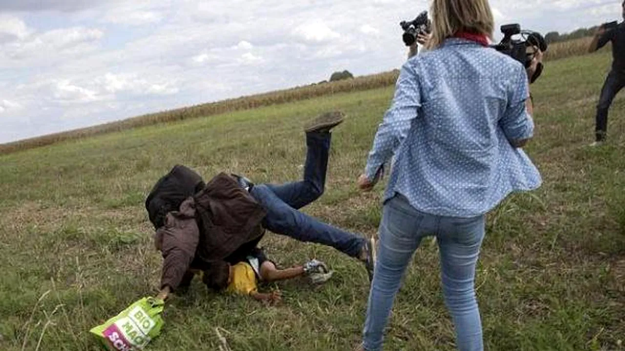 Jurnalista care a lovit imigranţii şi a pus piedică unui bărbat cu un copil în braţe, condamnată