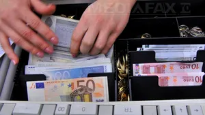 Estonienii fac focul cu banii scoşi din uz, după adoptarea euro