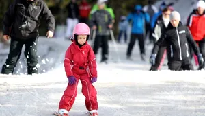Peste o mie de turişti petrec prima zi de Paşte pe pârtii, în staţiunile de pe Valea Prahovei