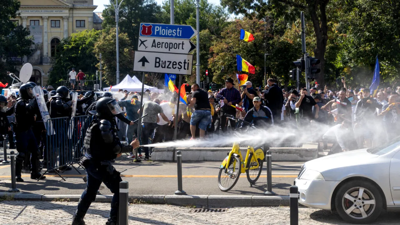 Bilanț după violențele din Piața Victoriei: 47 de persoane au fost duse la poliție, zece jandarmi răniți și amenzi de 21.500 de lei