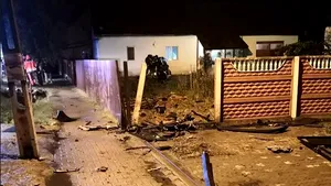 Un mort şi trei răniţi, dintre care doi copii, după ce o maşină a intrat într-o casă