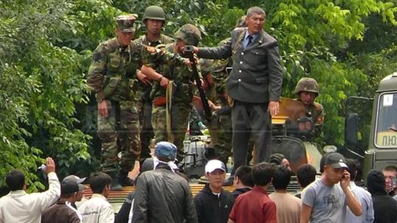 Uzbekistanul închide frontiera după primirea a 45.000 de refugiaţi kirghizi - VIDEO