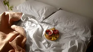Motivul surprinzător (și dezgustător) pentru care nu ar trebui să-ți faci patul imediat după trezire