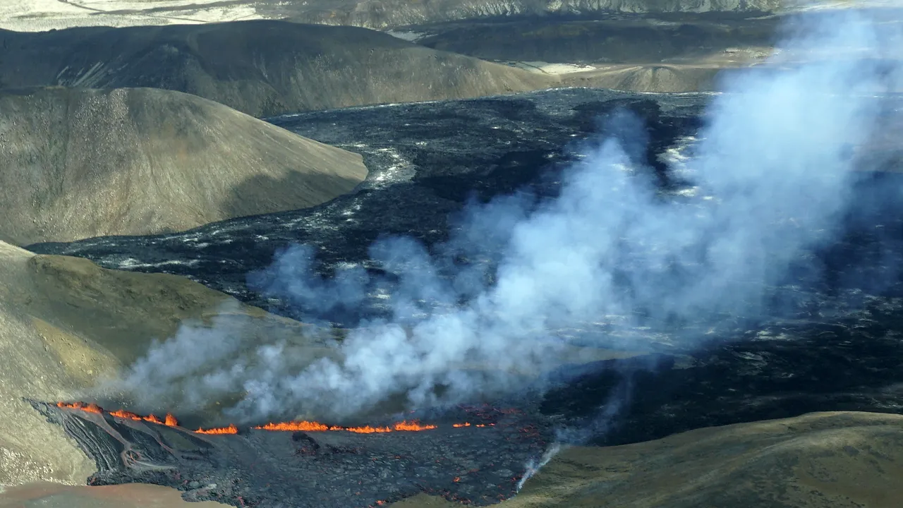 Un vulcan a erupt în apropiere de capitala Islandei