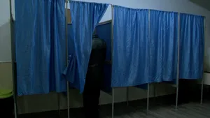 VIDEO | Oraşul fruntaş la vot la prima oră. Aşteptările unui votant: „Să nu mai ies în stradă”