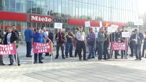 Protest la Telekom: Sindicaţiştii cer majorări salariale şi ameninţă cu greva dacă următoarele negocieri eşuează | FOTO, VIDEO