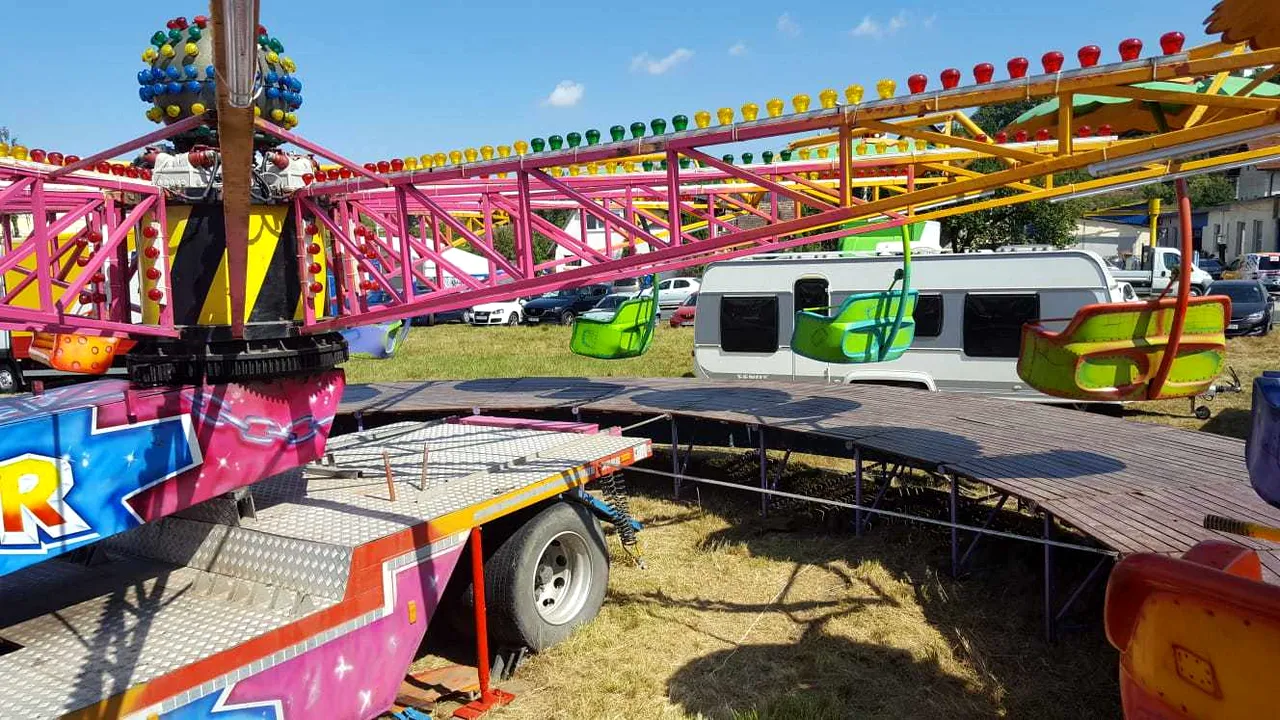 Instalaţii electrice improvizate şi scaune rupte într-un parc de distracţii din Braşov
