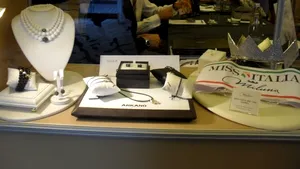 De ce vin italienii la noi să vândă giuvaeruri de milioane de euro şi cum arată bijuteriile ce nu pot fi fotografiate