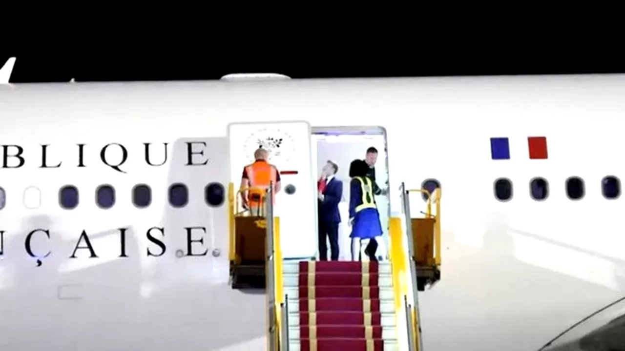 O înregistrare video care îl arată pe Emmanuel Macron fiind lovit peste față de soția sa a devenit rapid viral în mediul online / Reacția Administrației Prezidențiale