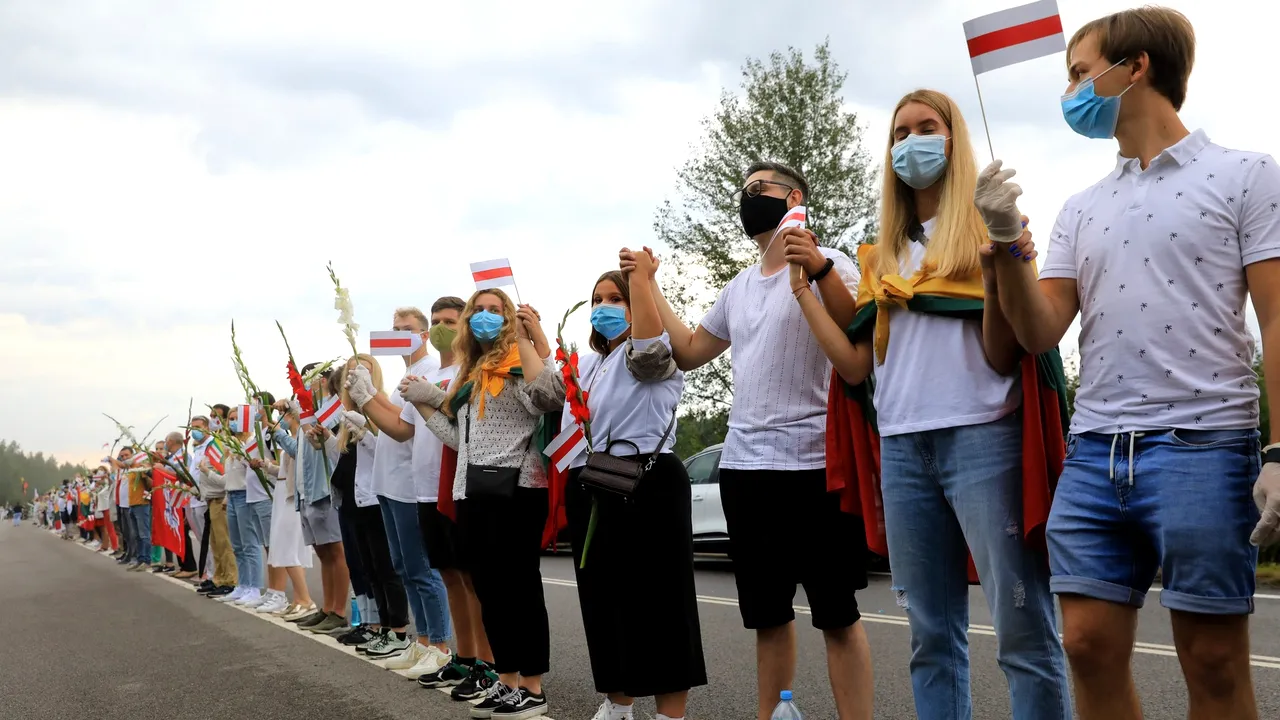 Zeci de mii de lituanieni au format un lanţ uman de 34 de kilometri din Vilnius până la graniţa cu Belarus, pentru a susţine protestatarii din această ţară  