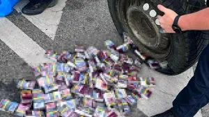 Captură de țigări la granița cu Bulgaria: 10.000 de pachete ascunse în roata de rezervă și în bagaje
