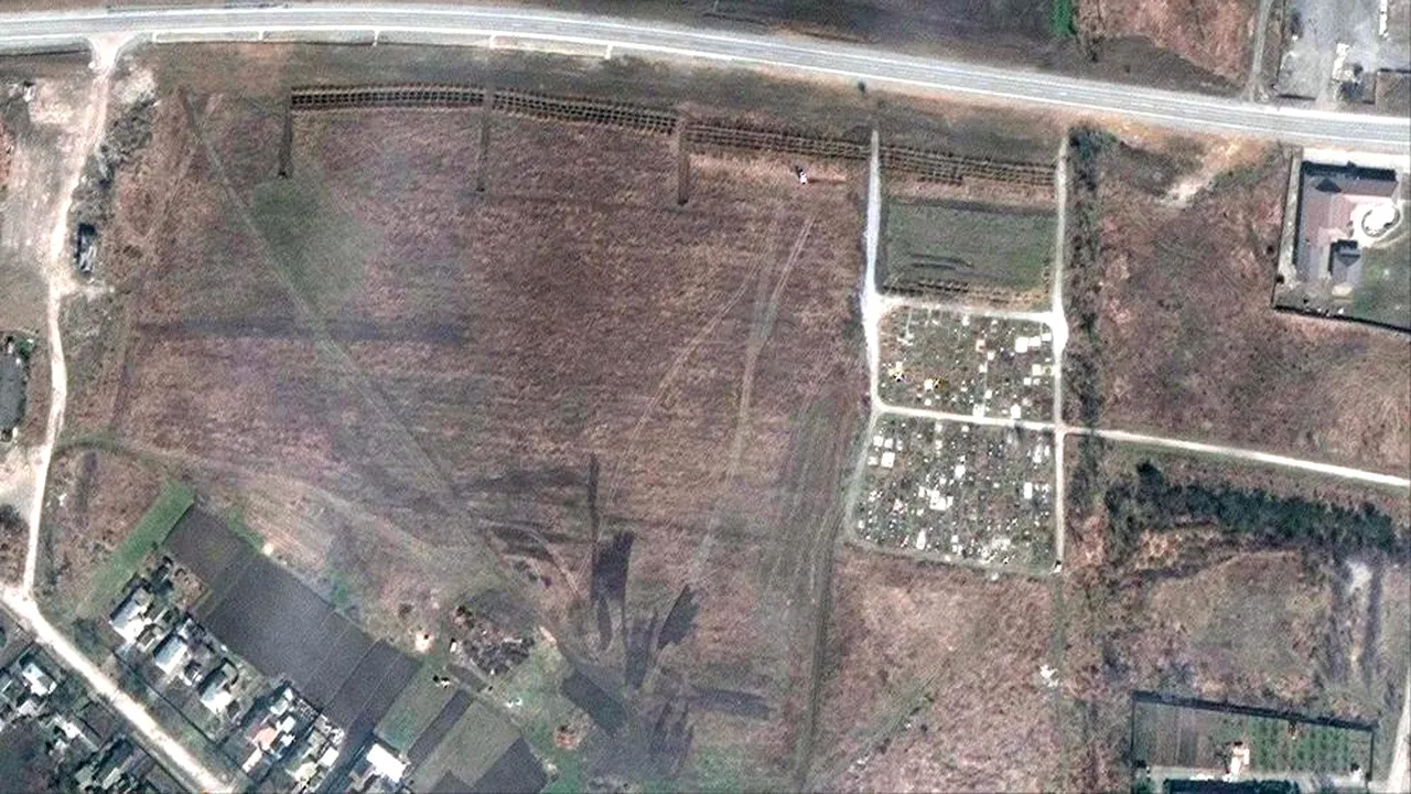 Noi imagini din satelit. Gropi comune în care ar fi îngropate mii de persoane în Mariupol