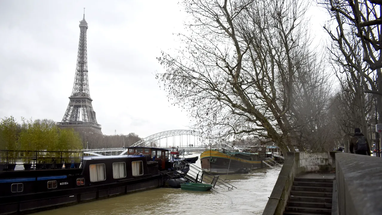 Nivelul fluviului Sena a crescut, în Paris, până la 5,82 metri peste cotele normale - FOTO