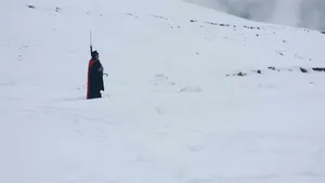 Apariţie inedită. Un turist echipat pelerină şi joben voia să ajungă la Vârful Omu