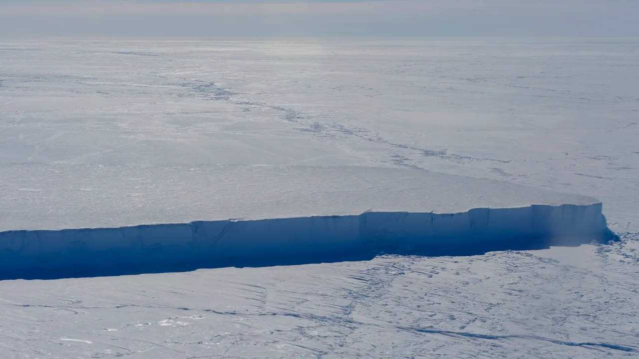 VIDEO | Unul dintre cele mai mari aisberguri din lume, de 26 de ori mai mare decât Bucureştiul, s-a desprins din calota glaciară a Antarcticii