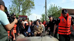 Ponta către ministrul Apei şi Pădurilor: Măi, Doina, nu avem destule fotografii împreună? - FOTO