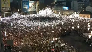 Zeci de mii de persoane au protestat la Belgrad pentru alegeri anticipate