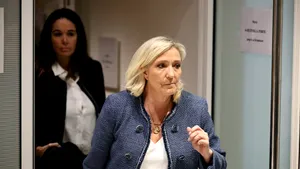 Marine Le Pen luptă pentru relevanță în fața ascensiunii fulminante a lui Jordan Bardella în sondaje