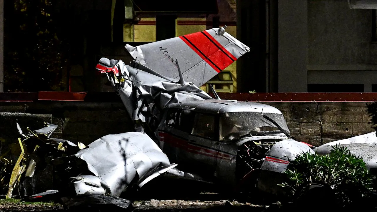 Aterizare de urgenţă pentru un avion bimotor într-o suburbie din Paris. Instructorul are 80 de ani