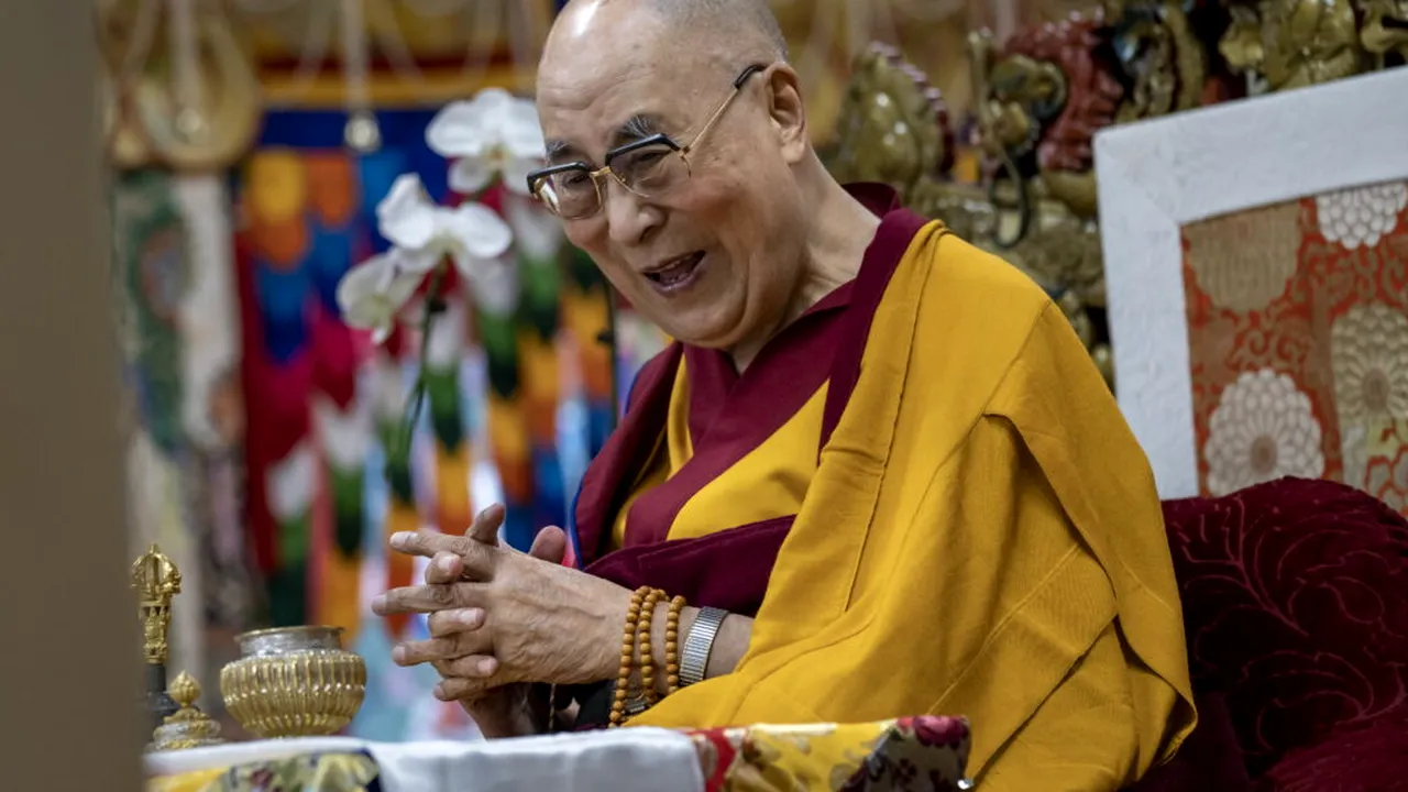 Între reîncarnare și exil, Dalai Lama visează să trăiască până la 130 de ani