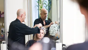 Ce efecte ar putea avea chimicalele din vopseaua de păr. UE, rugată să acţioneze în cazul avertismentelor de pe cutii