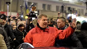 COMENTARIU Sorin Avram: S-a făcut vreme de geacă (roşie), domnule Iohannis