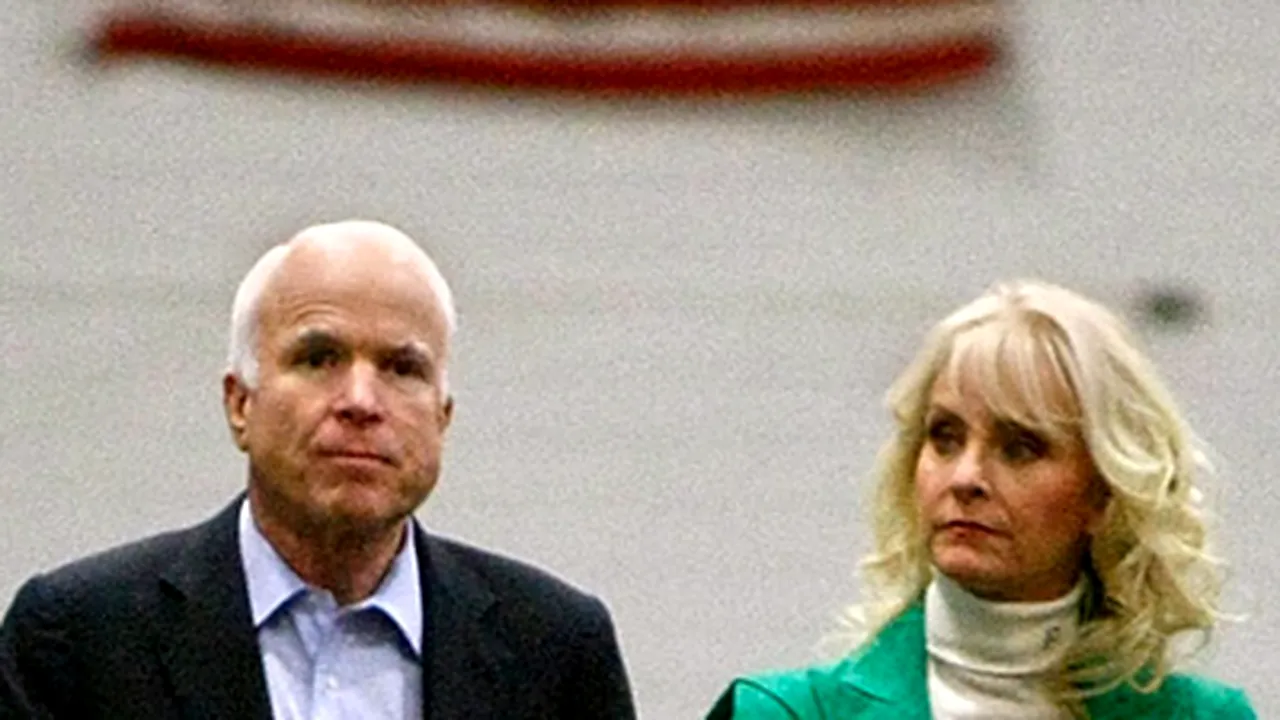 McCain şi soţia sa îi transmit condoleanţe lui Barack Obama