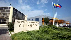 Cursă de urmărire pe aeroportul din Cluj. Un bărbat înapoiat de autorităţile britanice a reuşit să scape „fentându-l” pe poliţist