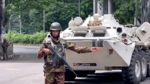 Revoltă în Bangladesh. Protestatarii atacă clădiri guvernamentare, iar premierul a fugit în India