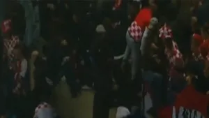 17 fani arestaţi la Milano, în urma unor incidente de la finalul meciului Italia - Croaţia - VIDEO