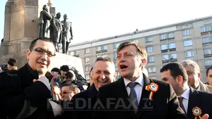 Ponta şi Antonescu, huiduiţi, la Iaşi. Câteva persoane le-au strigat: 