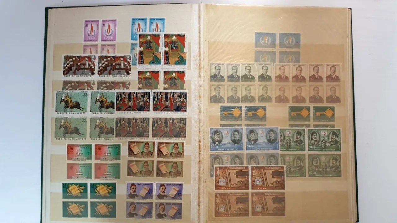 Albume cu timbre estimate la 15.000 lei, confiscate în Constanţa. Unde erau ascunse clasoarele