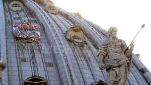 Vatican: Un bărbat a escaladat cupola bazilicii Sf. Petru, protestând faţă de 