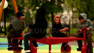 Un nou REGULAMENT pentru excursiile şi taberele şcolare: Profesorii însoţitori vor semna o declaraţie că răspund de copii 