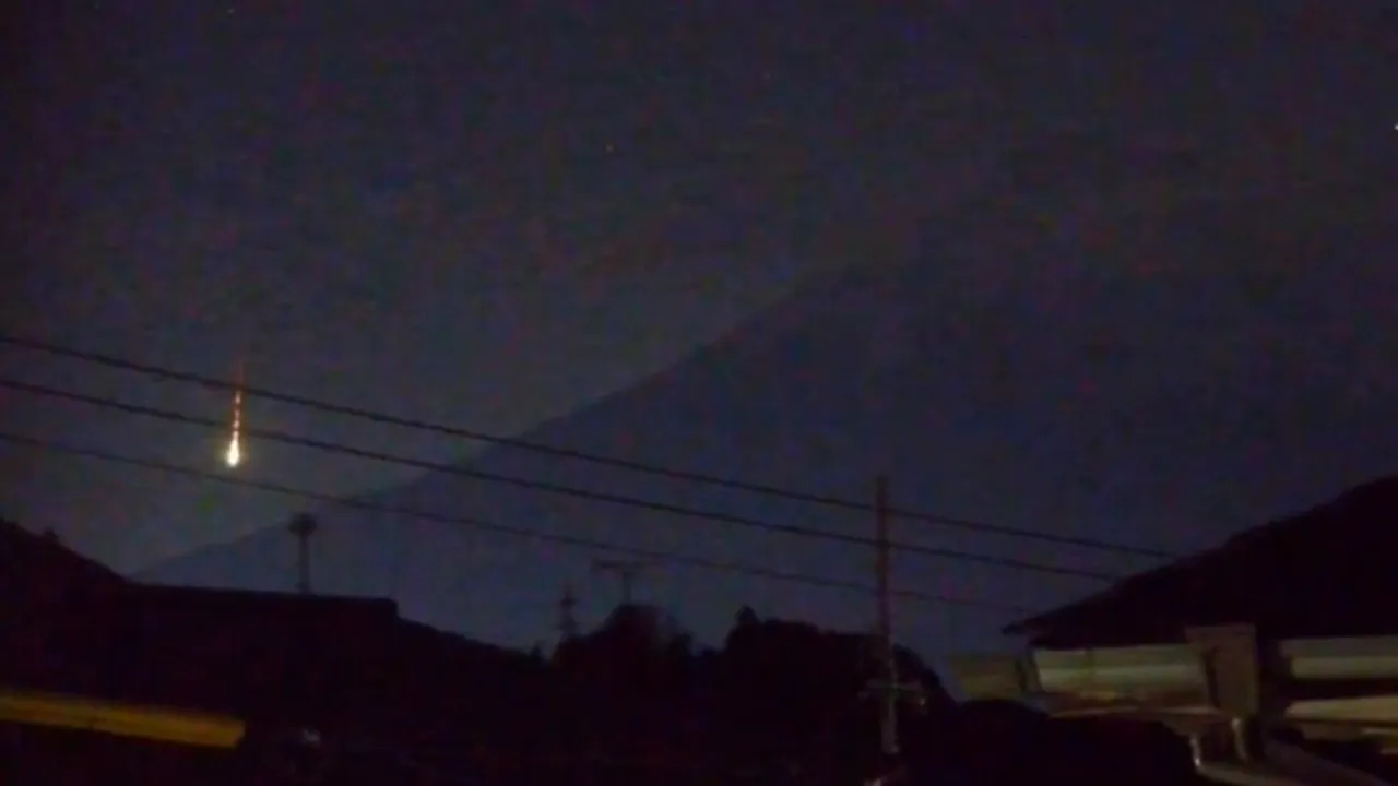 O minge de foc a iluminat cerul Japoniei, cu Muntele Fuji în fundal