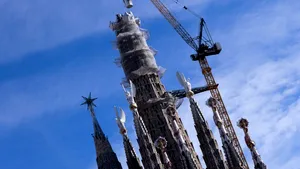 Ultima piesă din turnul central al Bazilicii Sagrada Familia a fost montată