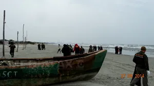 Constanţa: Şoferi amendaţi cu câte 20.000 de lei după ce au intrat cu maşinile pe plajă - GALERIE FOTO 