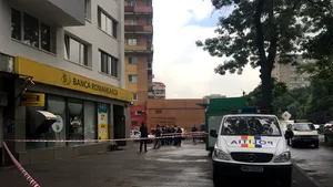 FOTO, VIDEO Jaf ARMAT la o bancă din Capitală. Atacatorul a fugit cu banii şi este căutat de poliţişti