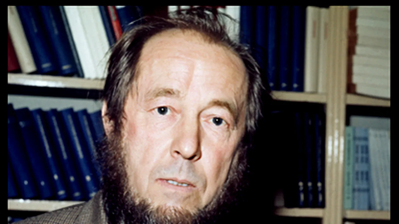 Băsescu l-a decorat (post-mortem) pe Alexandr Soljeniţîn