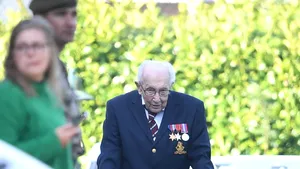 Veteranul care a strâns zeci de milioane de lire sterline pentru medici, spitalizat cu Covid-19