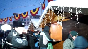 Festin cu fasole şi cârnaţi, de Ziua Bucovinei la Suceava: 5.000 de porţii, împărţite localnicilor şi turiştilor | GALERIE FOTO 