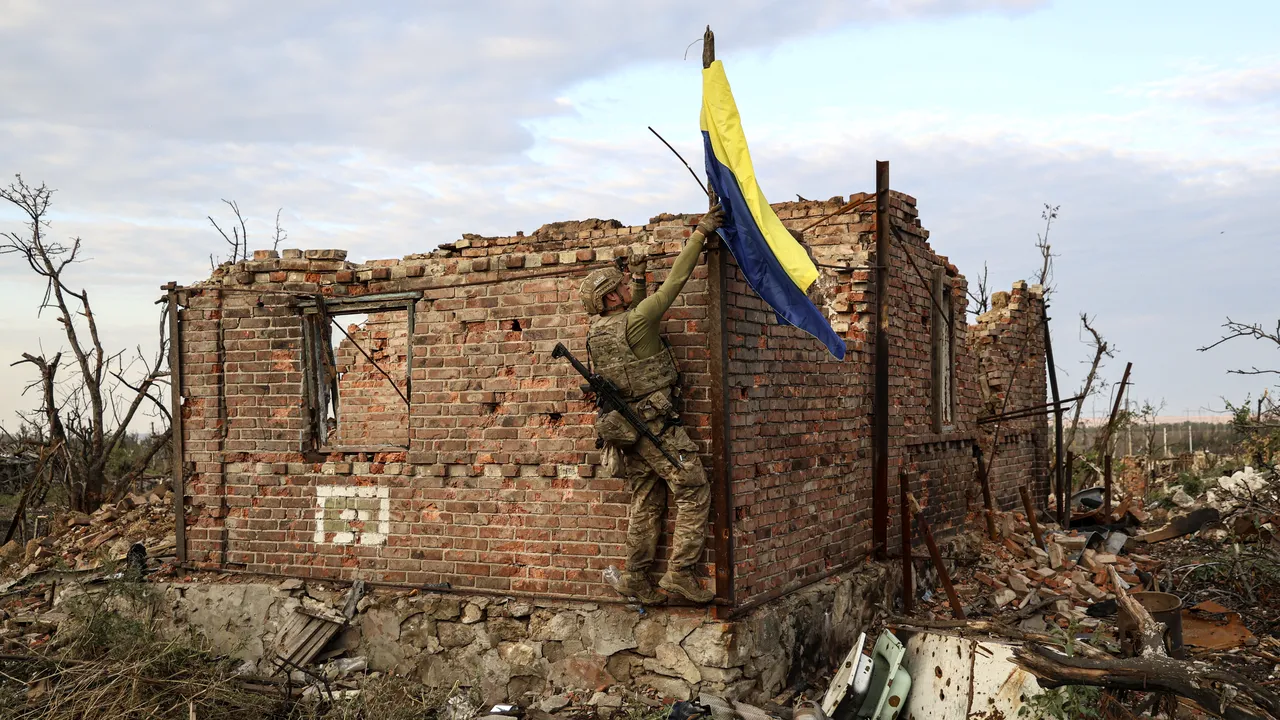 Războiul din Ucraina, ziua 572. Trupele ucrainene avansează în est / Ruşii atacă localităţile aflate lângă România cu drone / Noi demiteri în ministerul ucrainean al Apărării / Kievul intenţionează să dea în judecată trei ţări pentru interdicţiile de cereale