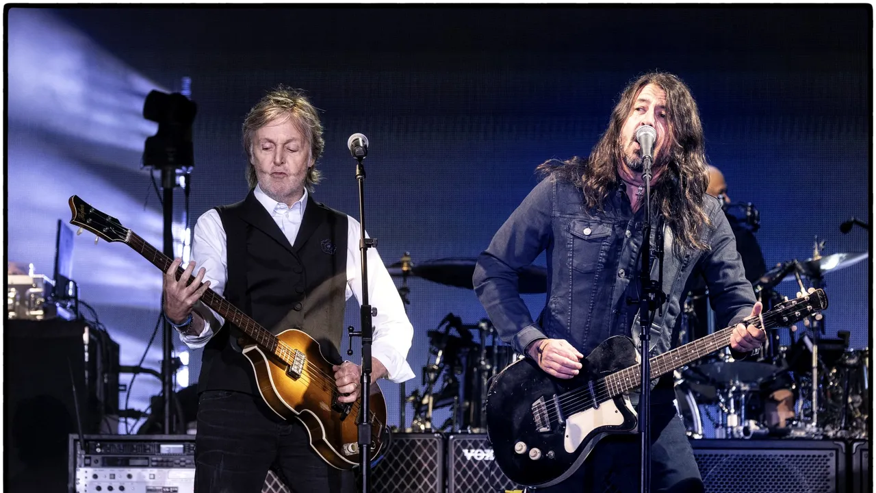 Prima apariţie publică a lui Dave Grohl de la moartea bateristului Taylor Hawkins 