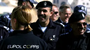 Patru poliţişti români, medaliaţi la Kabul de şeful EUPOL Afganistan 