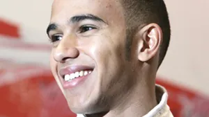 Hamilton va fi pilotul McLaren până în 2012 şi va primi aproape 94 de milioane de euro