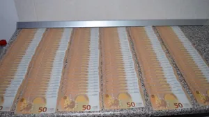 Trei bărbaţi arestaţi, după ce au fost prinşi cu peste 90.000 de euro falşi. Ce au mai găsit poliţiştii în timpul percheziţiilor