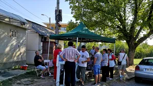 Zeci de vârstnici consultaţi gratuit, în aer liber, de medicii spitalului municipal din Cluj-Napoca | FOTO