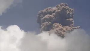 FOTO Norul de cenuşă aruncat de vulcanul din Caraibe este vizibil din spaţiu. Localnicii părăsesc insula